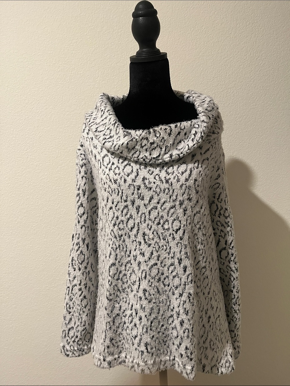 Cozy Off-the-Shoulder Leopard Print Sweater - White/Black